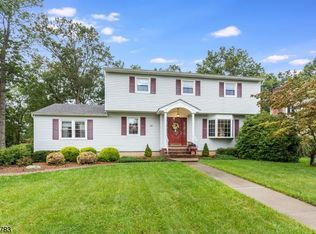 8 Sherry Ln, Whippany, NJ 07981