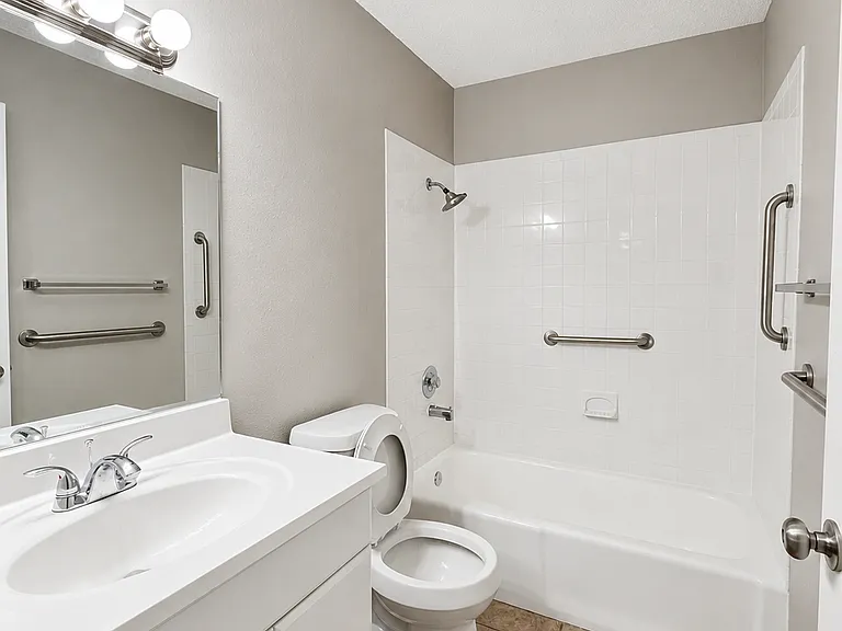 8603 Leyland — Photo 13