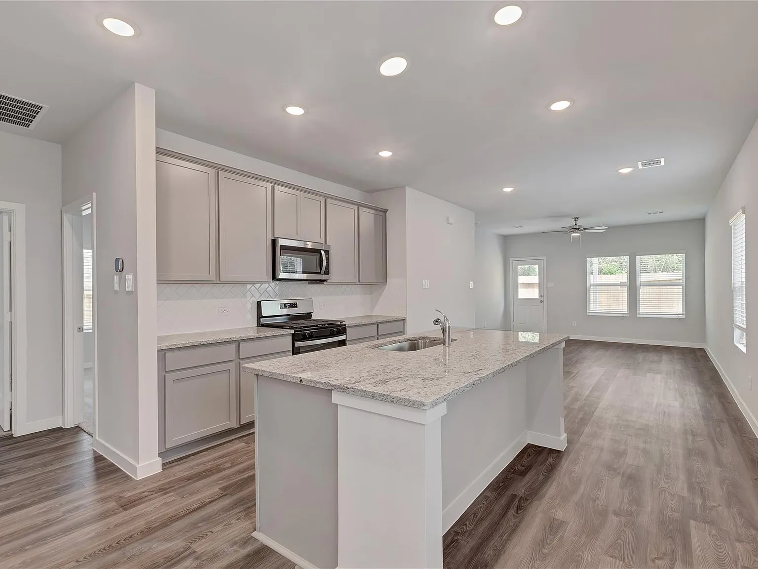 3 bed, 2.0 bath, 1388 sqft, $1,950 — Photo 2