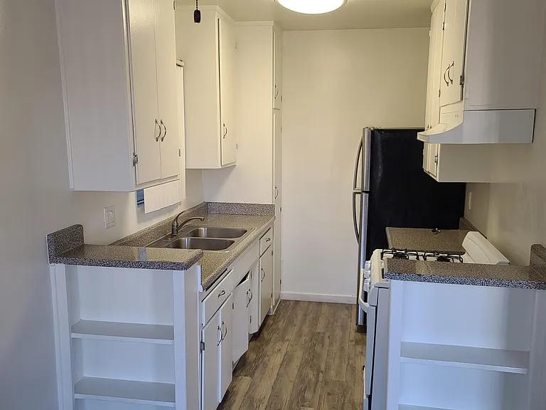 425 S Alexandria Ave — Photo 6