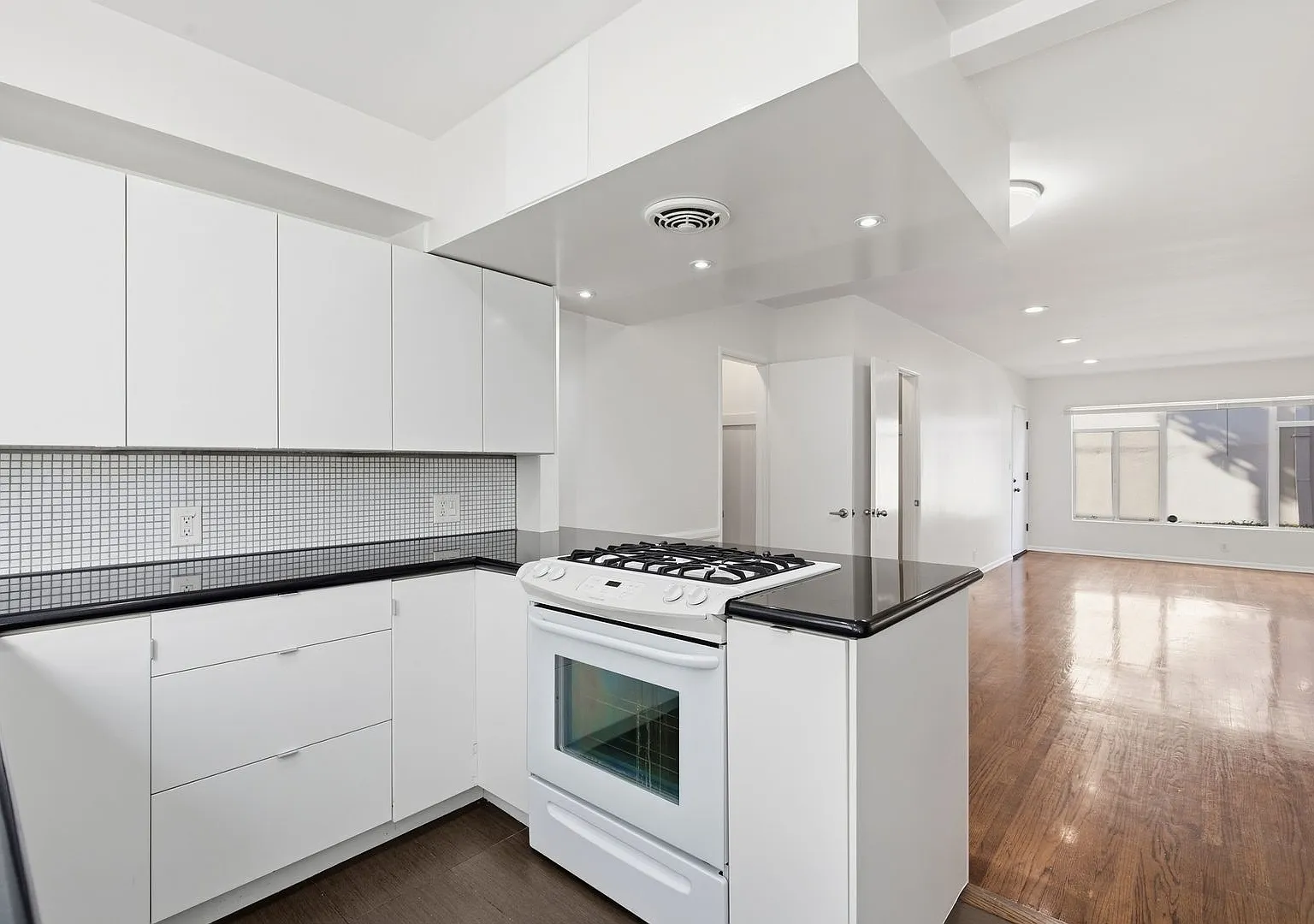 357 S Elm Dr — Photo 1