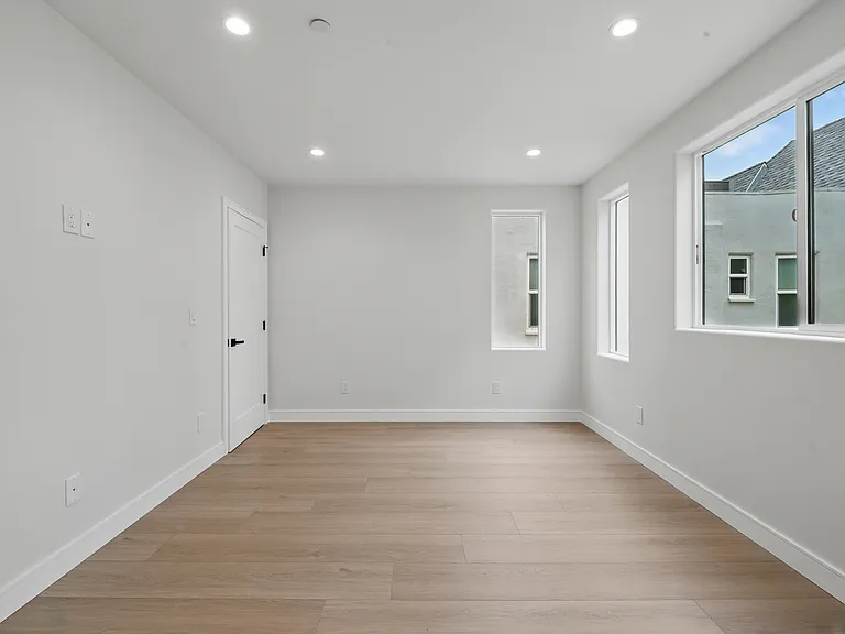 8236 1/2 Blackburn Ave — Photo 20