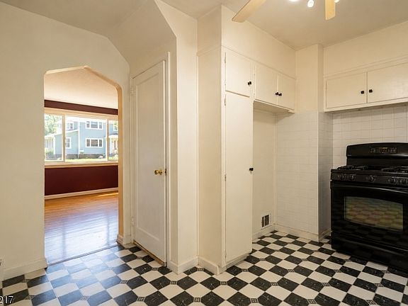 3rd image of 261 Shepard Ave