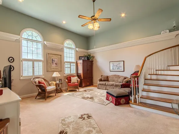 313 Country Club Ln, Selmer, TN 38375