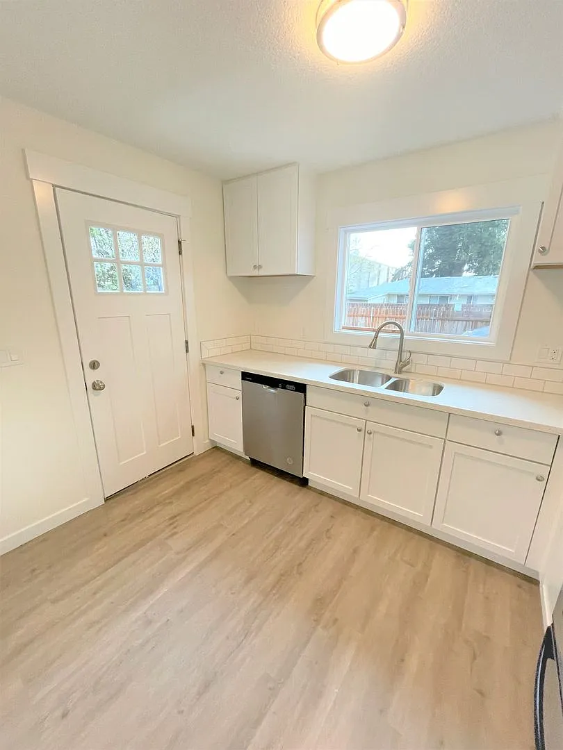 Remodeled 4 bedroom, 2 bath house, trilevel home — Photo 4