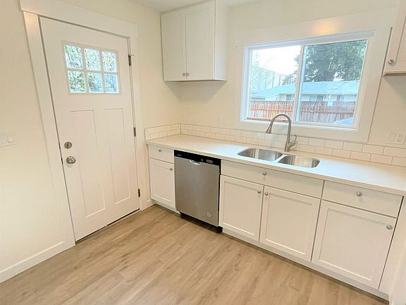 4th image of 620 SE 146th Ave