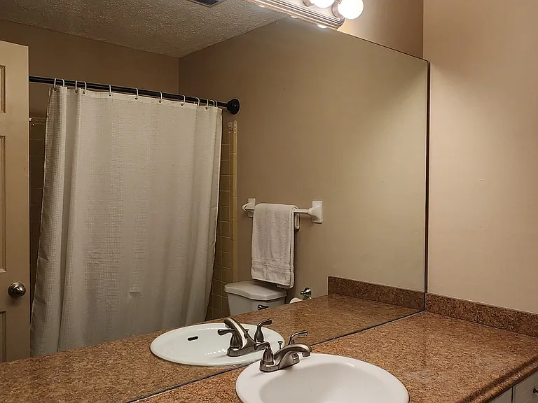 Full bath off the hallway.