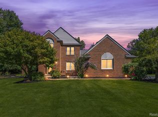 10161 Longford Dr, South Lyon, MI