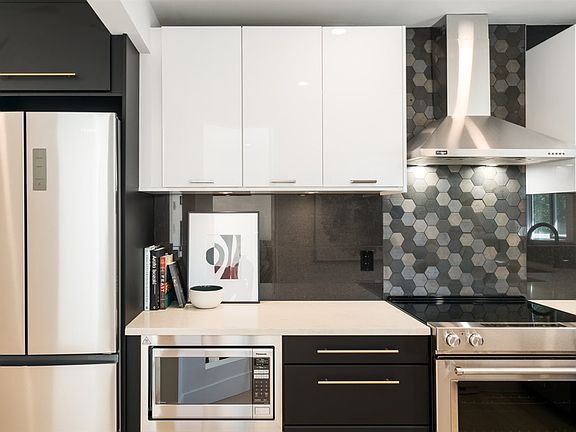 5th image of 2736 Victoria Dr #303