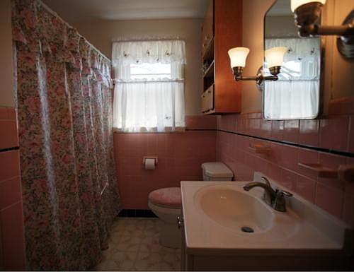 The rancher has one fully functional bathroom.