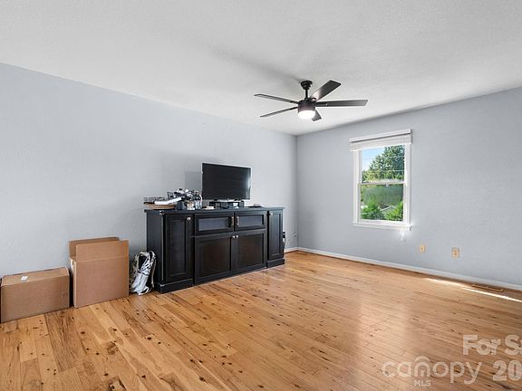2nd image of 804 Southside Ct