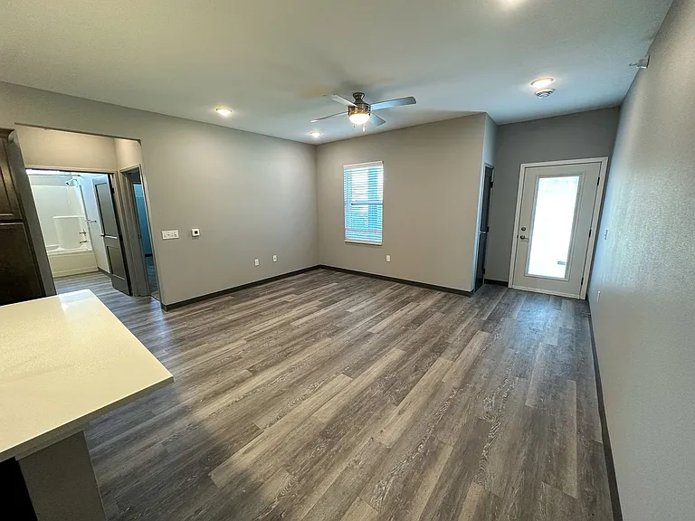 3405 Aurora — Photo 9