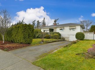 2218 Edgelow St, Saanich, BC V8N 1R5