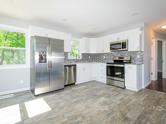 5th image of 541 Maryann Ln