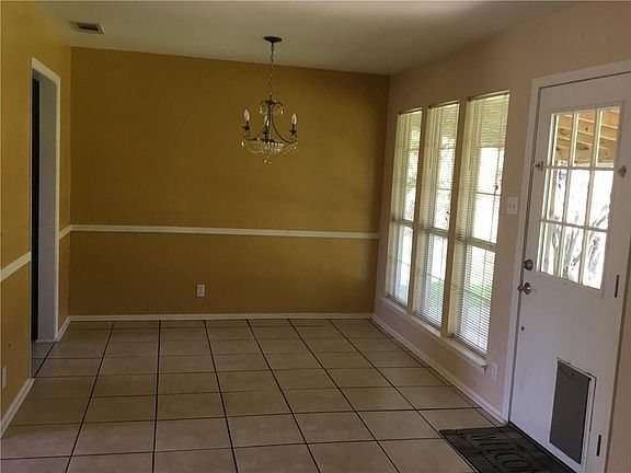 4th image of 304 S Mount Rushmore Dr
