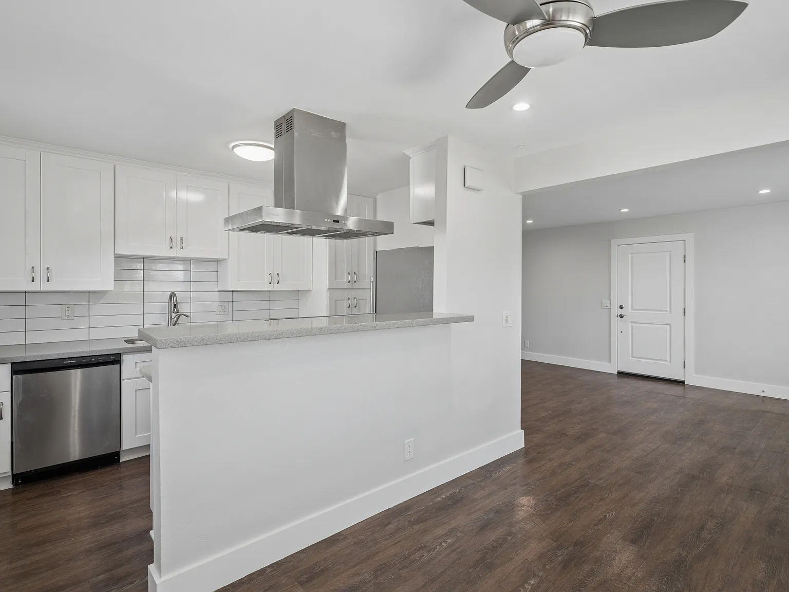 2 bed, 860 sqft, $3,000 — Photo 3