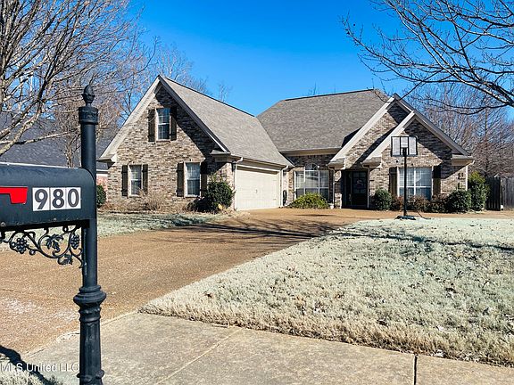 4th image of 980 Deer Creek Dr