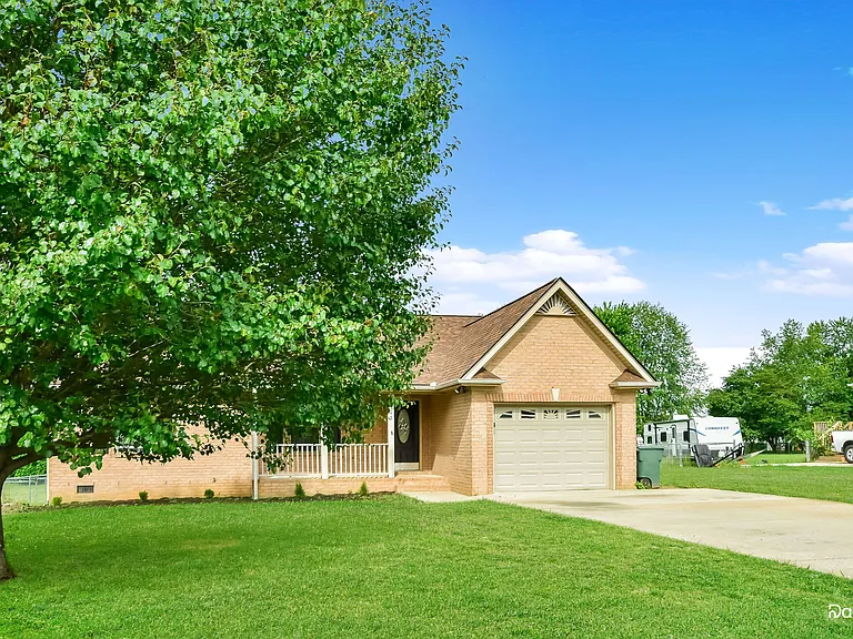 105 Chasity Ln — Photo 2
