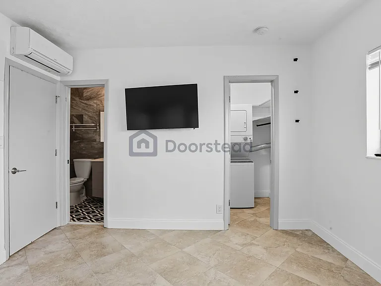 850 NE 13th St #9 — Photo 15