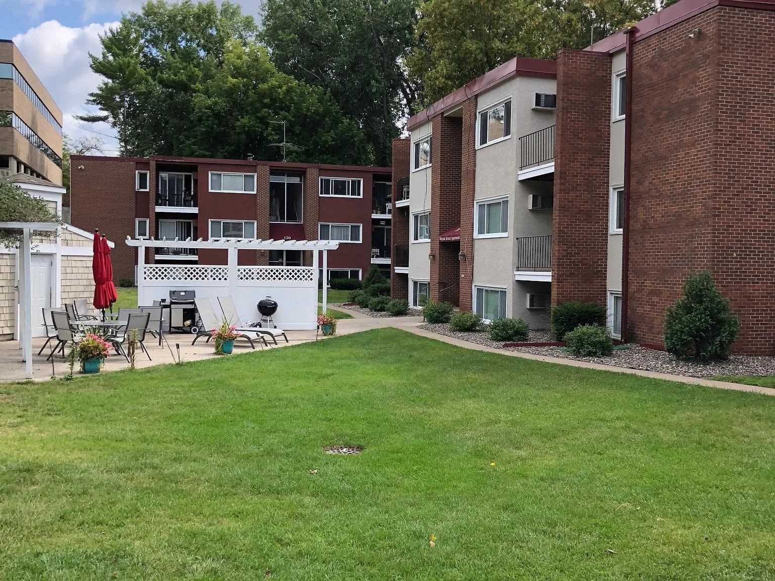 Wayzata Terrace Apartments — Photo 3