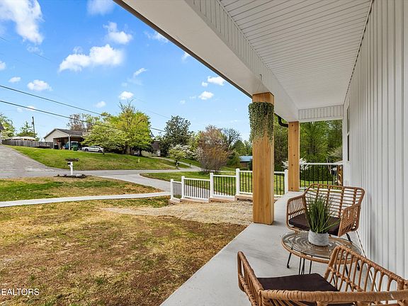 4th image of 712 Gladstone Cir