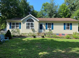 31 Center Dr, Riverhead, NY 11901