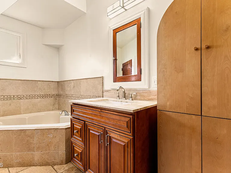 4725 Ambrose Ave — Photo 29