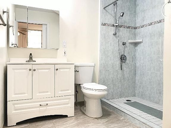 3rd image of 249 Liliuokalani Ave APT 402