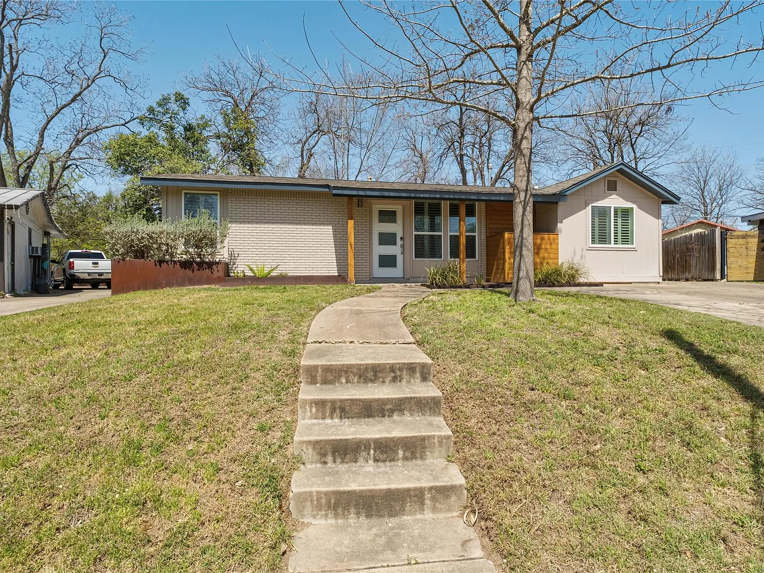 4 bed, 3.0 bath, 1843 sqft, $3,000 — Photo 2