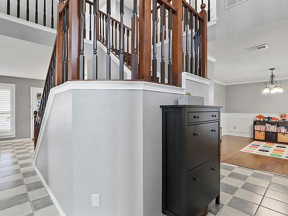 4th image of 3833 Parkmont Dr