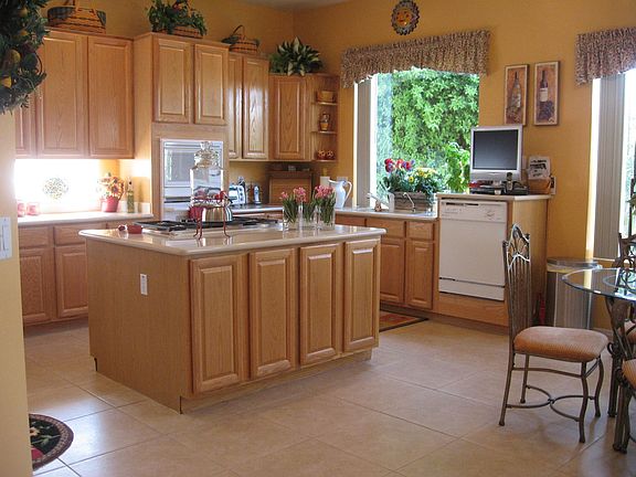 Kitchen w/ 28 ft kitchen counter