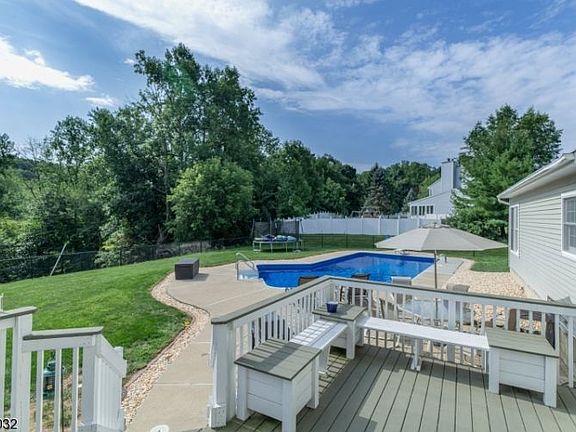 5th image of 12 Fieldstone Dr