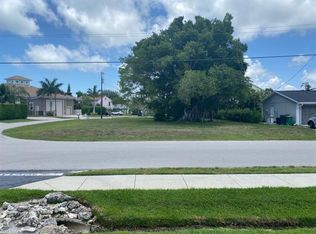 43 Pelican St W, Naples, FL 34113