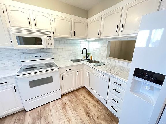 5th image of 18144 Stoneridge St APT C