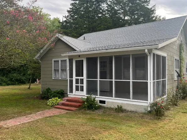 25 Hill St, Onancock, VA 23417
