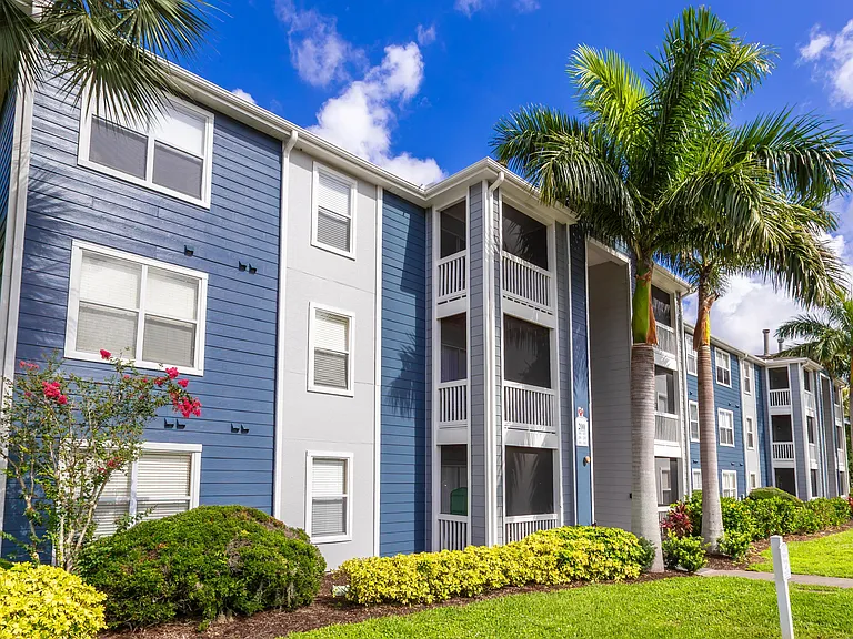 Grand Oaks Apartments blend modern architecture with lush landscaping, creating a vibrant and inviting place to call home.