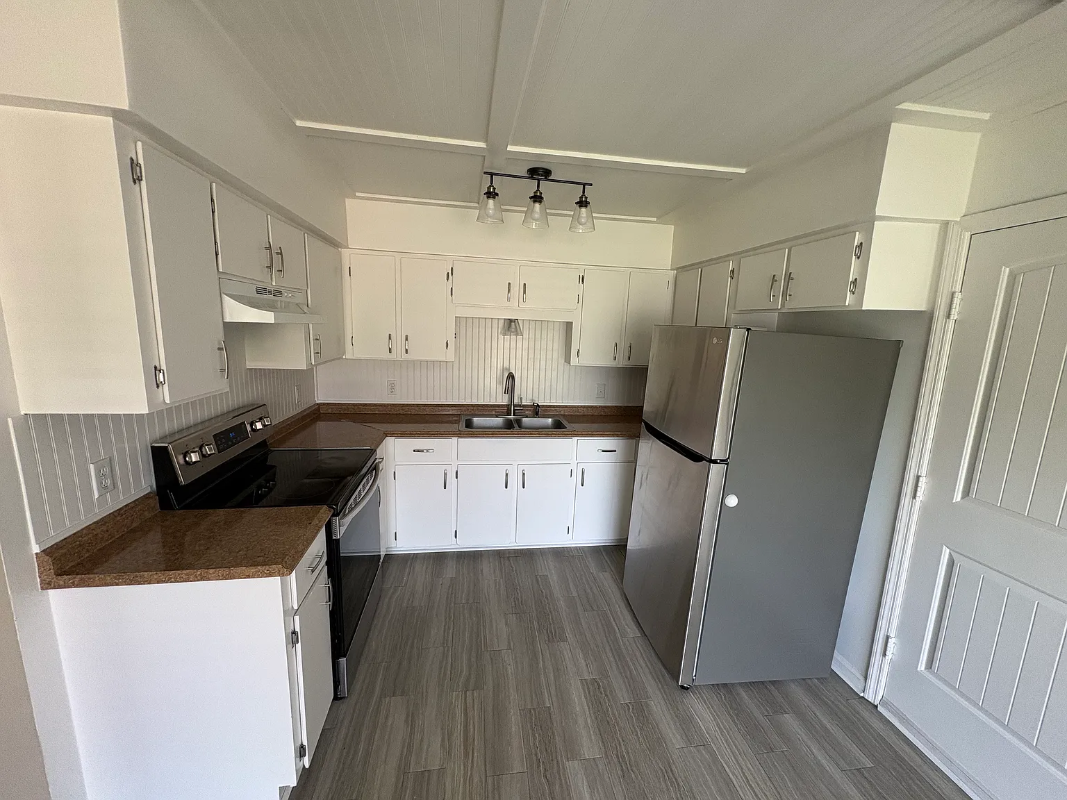 3 bed, 1090 sqft, $2,200 — Photo 2