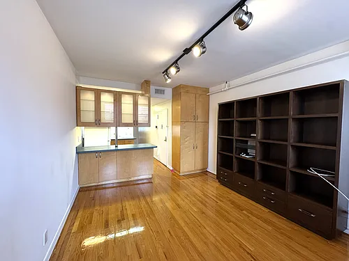 4544 Vernon Blvd #2 Photo 1