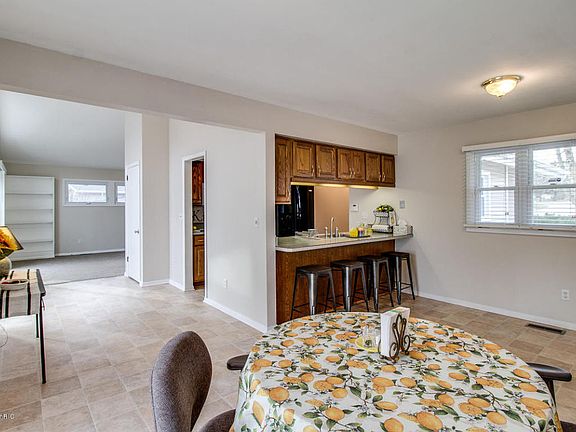5th image of 302 Morningside Dr