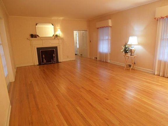 2nd image of 1016 E River Dr