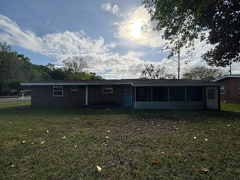 669 Dahlia Dr — Photo 2