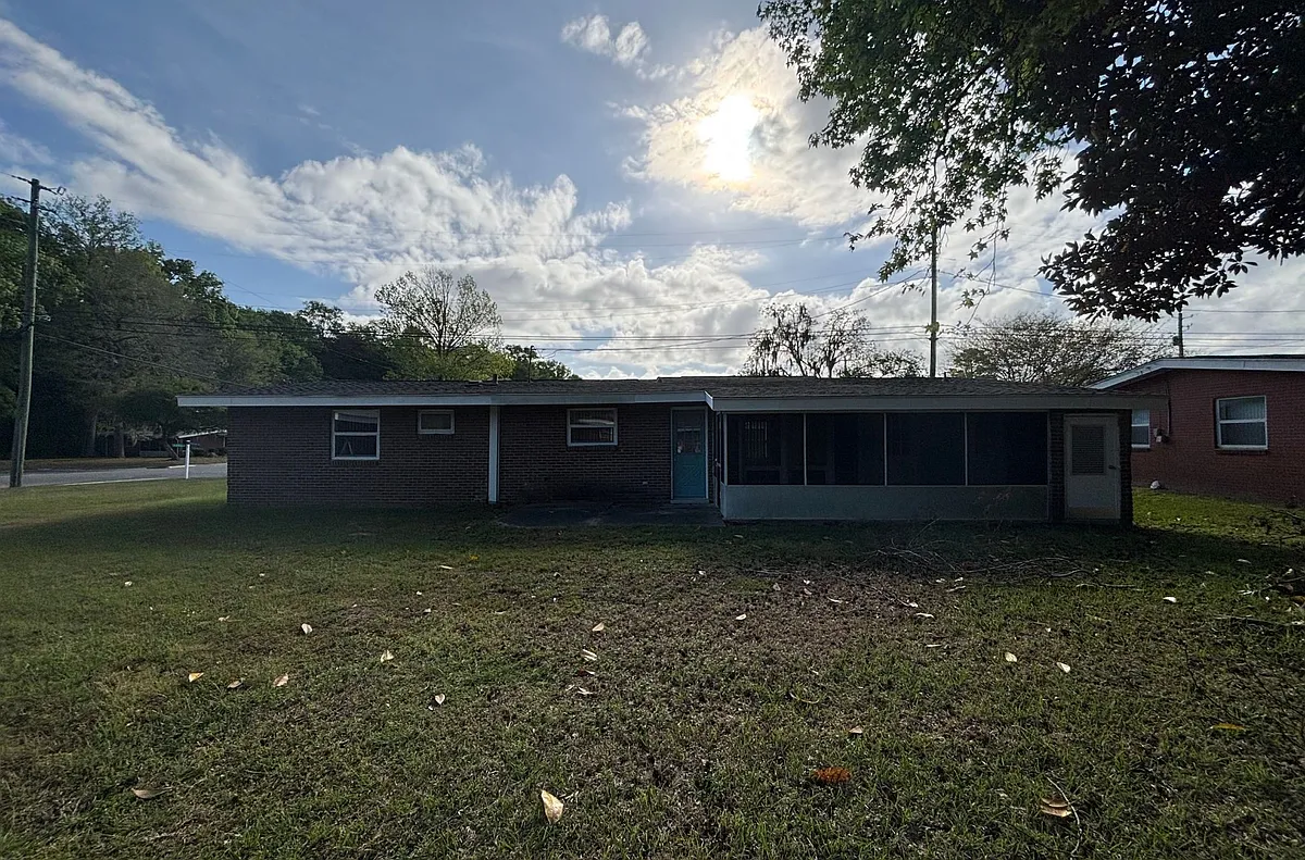 Building Photo - 669 Dahlia Dr