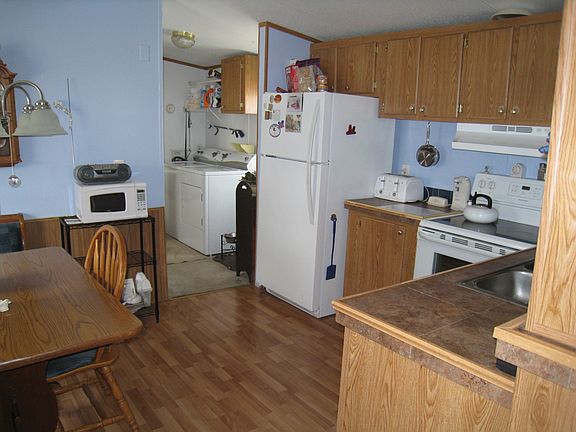 Kitchen measures 10 X 13