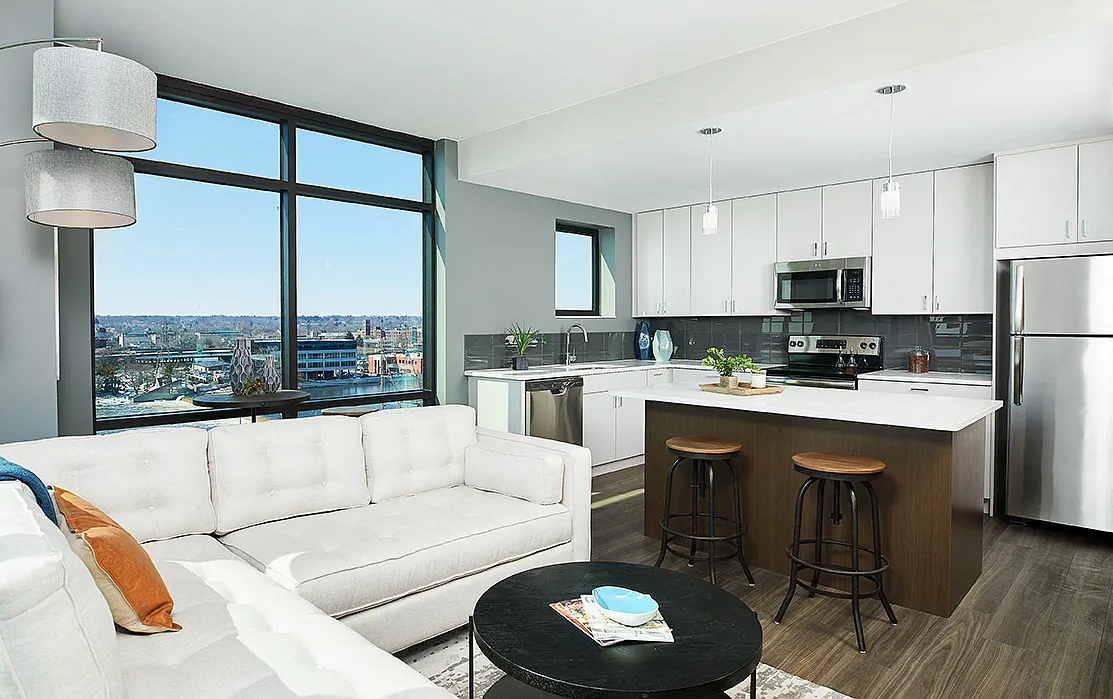 601 Bond — Photo 3
