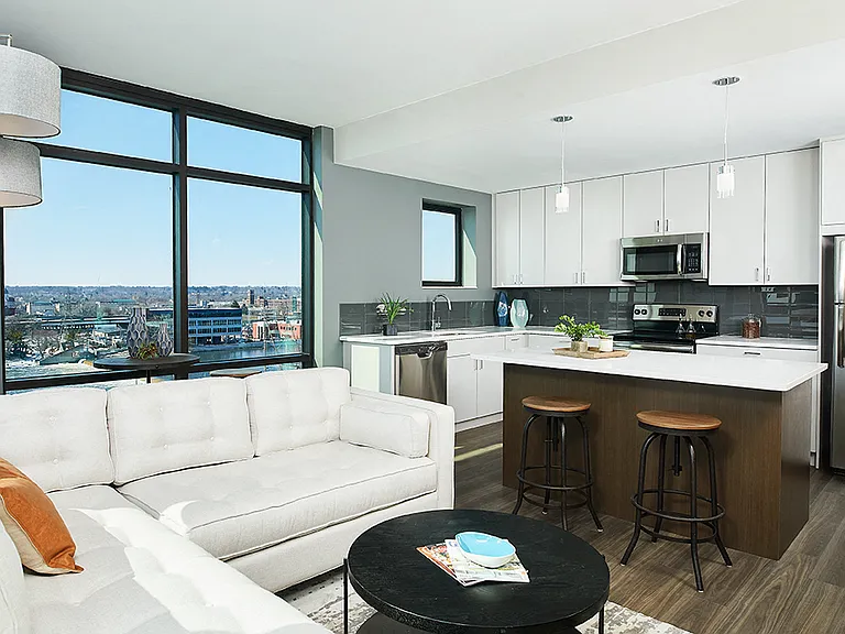 601 Bond — Photo 3