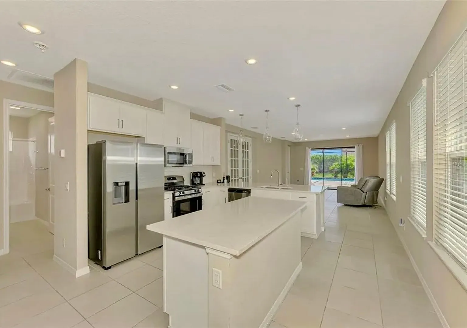 Newer Single Family Home in gated community — Photo 2