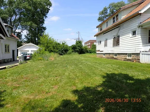 2400 W FINN PLACE, Milwaukee, WI 53206