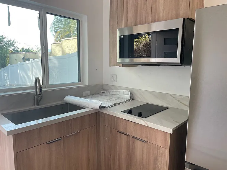 1376 Edgecliffe Dr — Photo 24