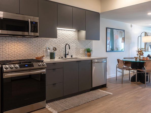 5620 De Longpre Ave APT 427