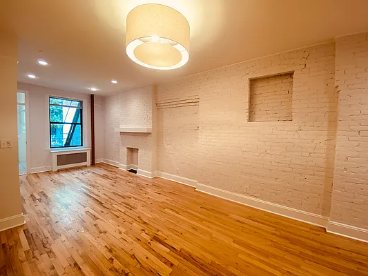 Rented by Metropolis Real Estate of Manhattan | media 7